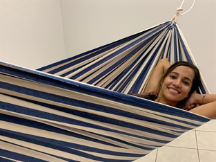 Rede resistente para 01 pessoa. Belo e colorido visual. Ideal para brincadeiras infantis.