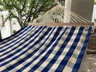 Rede quadriculada em azul e branco com cabos de madeira. TQ643