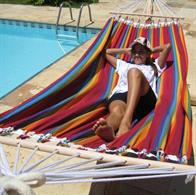 Rede em tecido listrado com cabos extensores de madeira. 471 T160.0