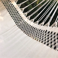 Remanso – Rede de tecido branco natural decorativo sem borda