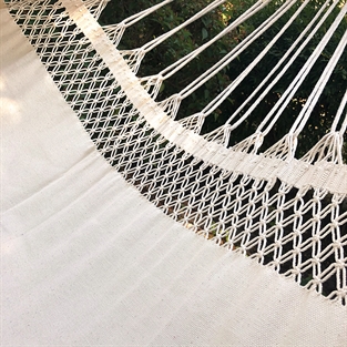 Remanso – Rede de tecido branco natural decorativo sem borda