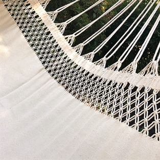 Remanso – Rede de tecido branco natural decorativo sem borda