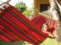 Redes moderna em grande tecido colorido com cabos extensores de madeira incluídos.