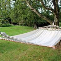 Rede branca natural confortável com cabo de madeira para 1 ou 2 pessoas. 86405