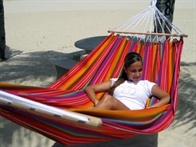 Rede em moderno tecido listrado com cabos extensores de madeira. T542