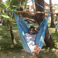 O tecido da cadeira é feito para ser pendurado em ambiente aberto. 